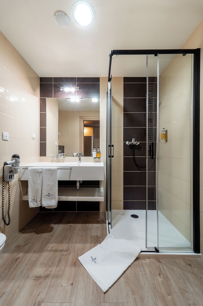 Basic Triple Room, 3 Twin Beds, Non Smoking photo 2