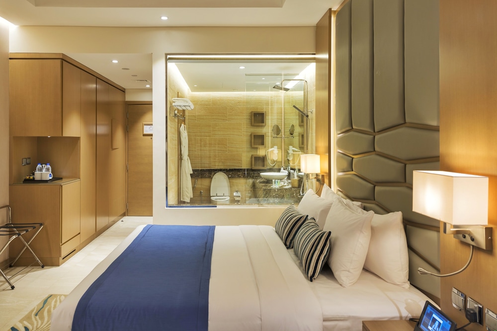 Deluxe Room Partial Dubai Canal view with free access to Hotel's private beach at Palm-Jumeirah photo 2
