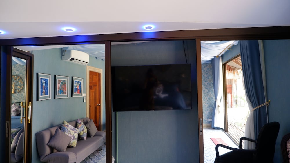 Luxury Suite - Photo 6