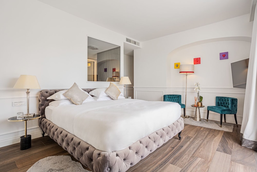 Junior Studio Suite, 1 King Bed, City View photo 2