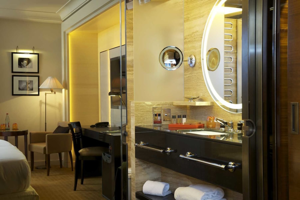 Standard Room, 1 King Bed, Courtyard View photo 2