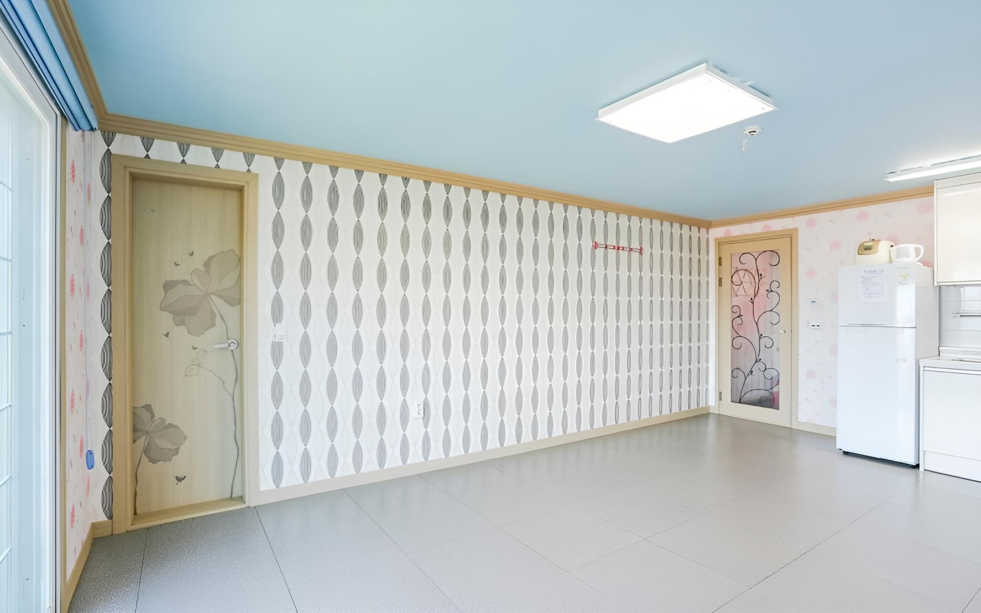 Room (Beige) photo 1