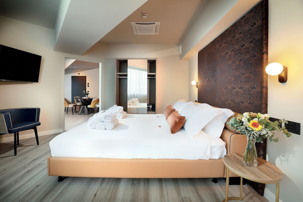 Suite, Hill View - Photo 4