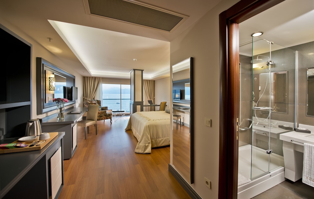 Deluxe Room, Sea View - Photo 9