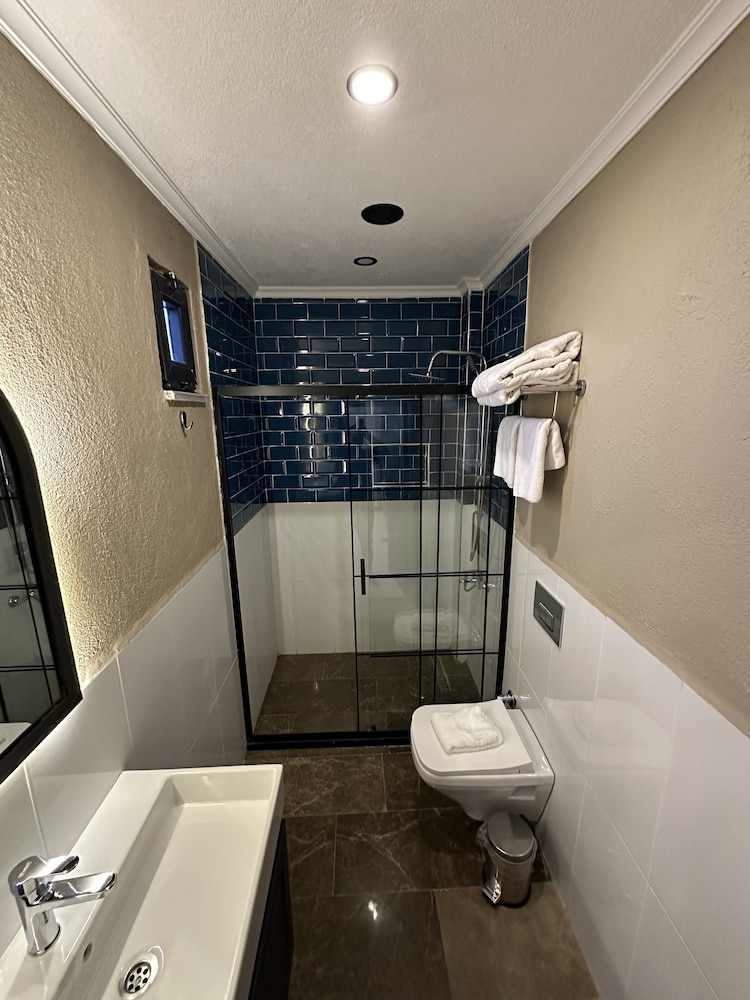 Deluxe Triple Room With Balcony - Photo 12