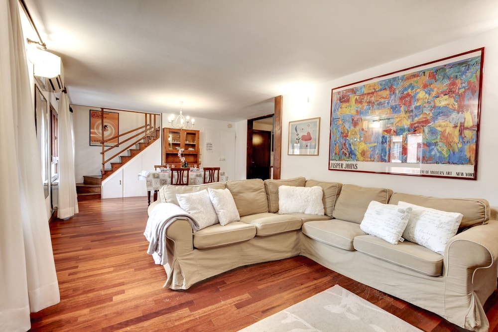 Apartment photo 2