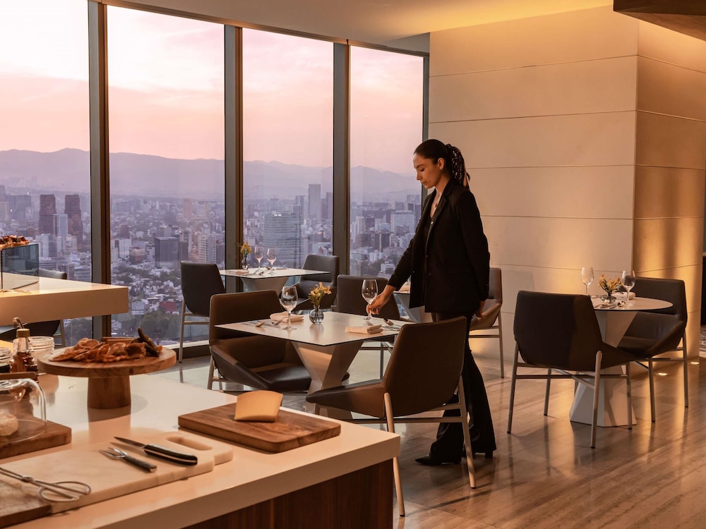 Junior Suite, 2 Double Beds, Club Lounge Access, Executive Level (Angel Independence View) thumbnail 6