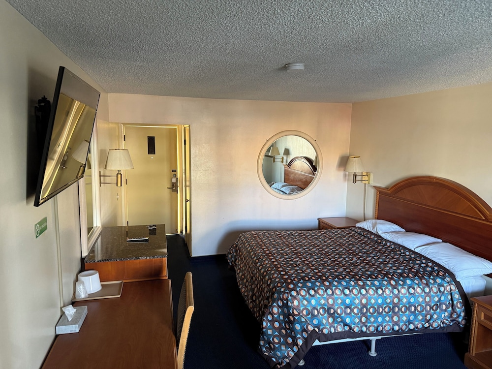 Single Room, 1 King Bed, Smoking