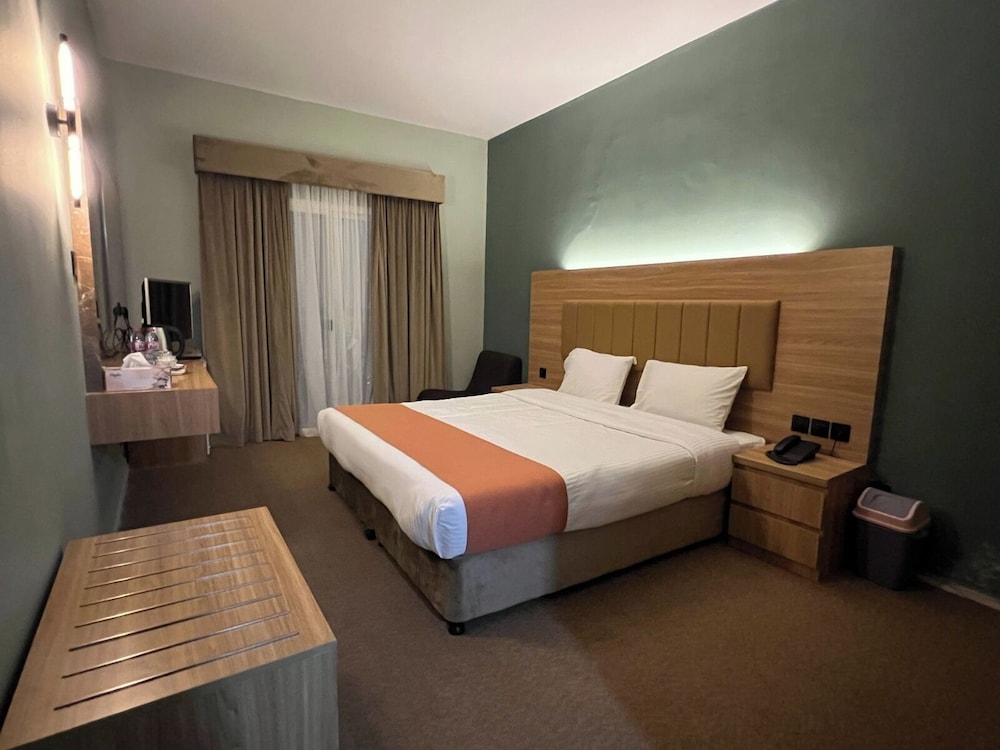 Deluxe King Room, Balcony, City View photo 3
