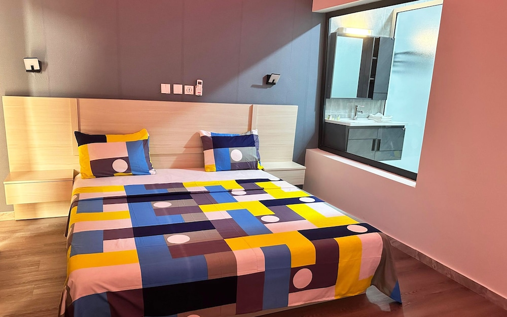 Deluxe Room, 1 King Bed, Courtyard View photo 3