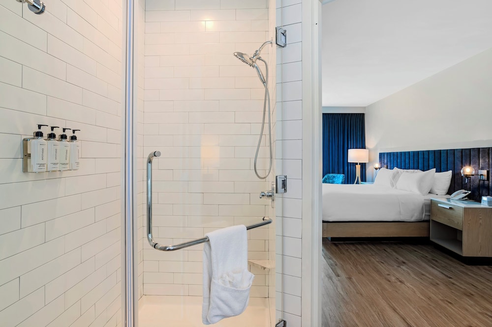 Standard Room, 1 King Bed, Courtyard View photo 3