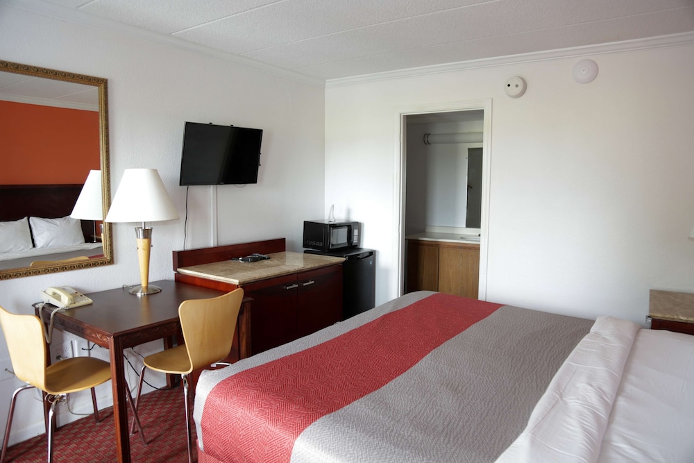 Standard Room, 1 King Bed, Non Smoking - Photo 7