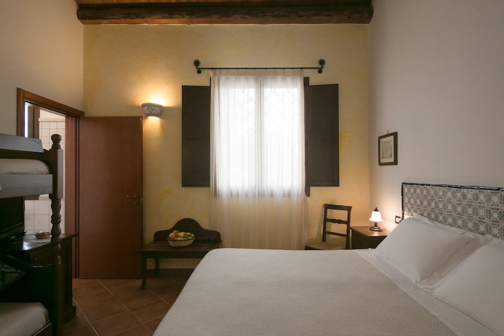 2 Connecting Rooms photo 2