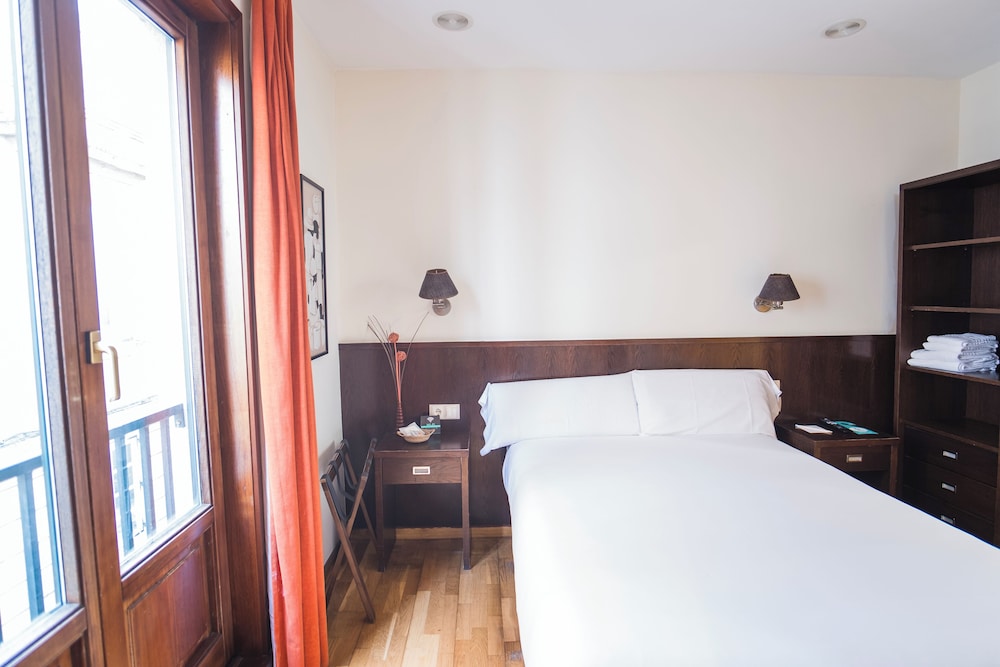 Economy Twin Room photo 2
