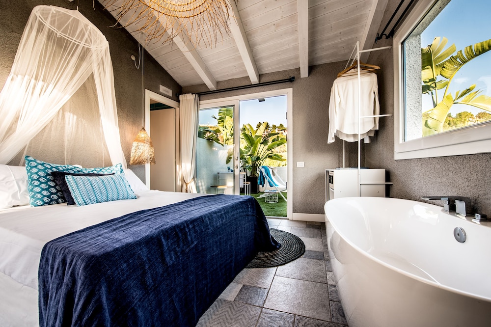 Deluxe Double Room, Bathtub