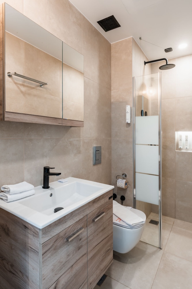 Studio Suite, City View (Queen)
