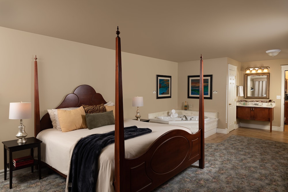 Standard Room, 1 King Bed, Non Smoking, Jetted Tub photo 2