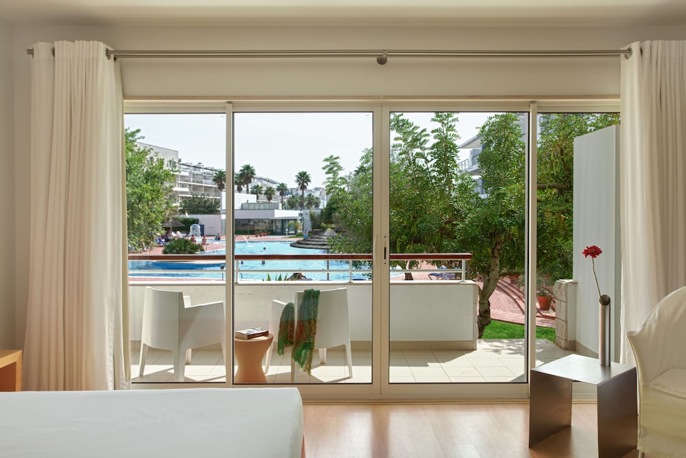 Superior Studio, Pool View - Photo 1