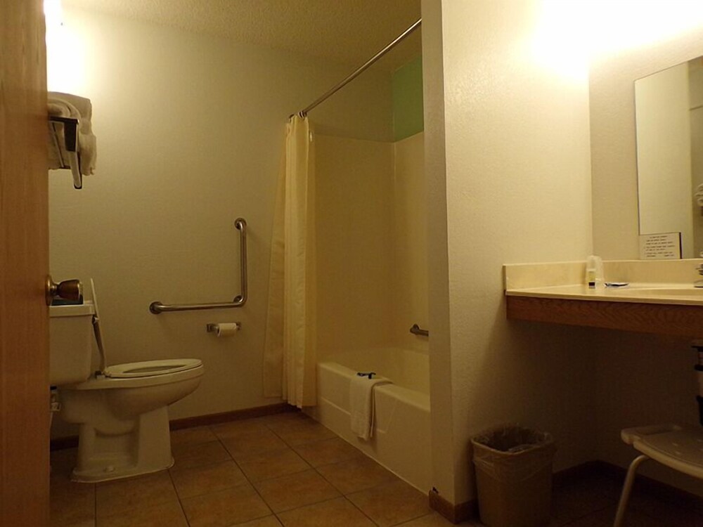 Basic Room, 2 Queen Beds, Accessible, Non Smoking photo 3