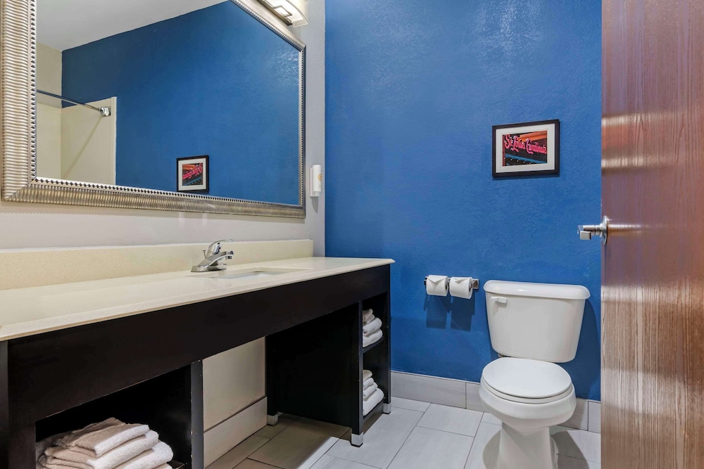 Suite, Multiple Beds, Non Smoking (2 Queen, 2 Person Sofa Bed) - Photo 5