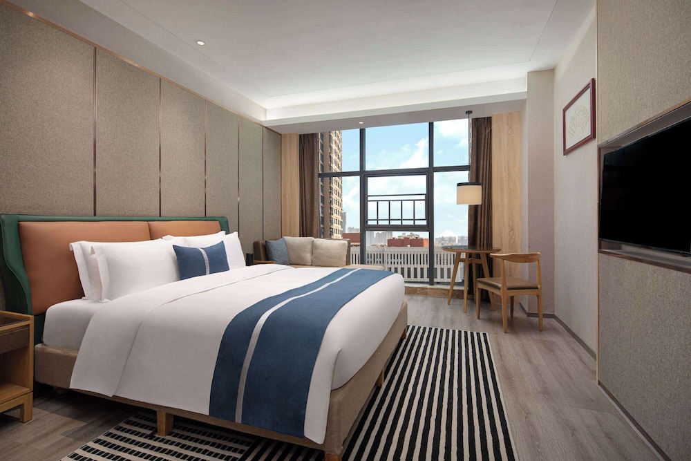 Deluxe Room, 1 King Bed, Non Smoking photo 1