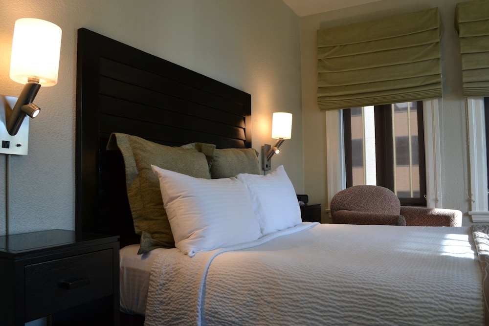 One Queen Bed CitySide View photo 1
