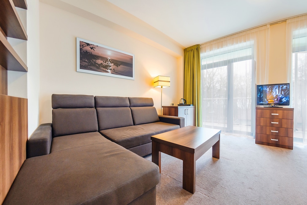 Room (210)