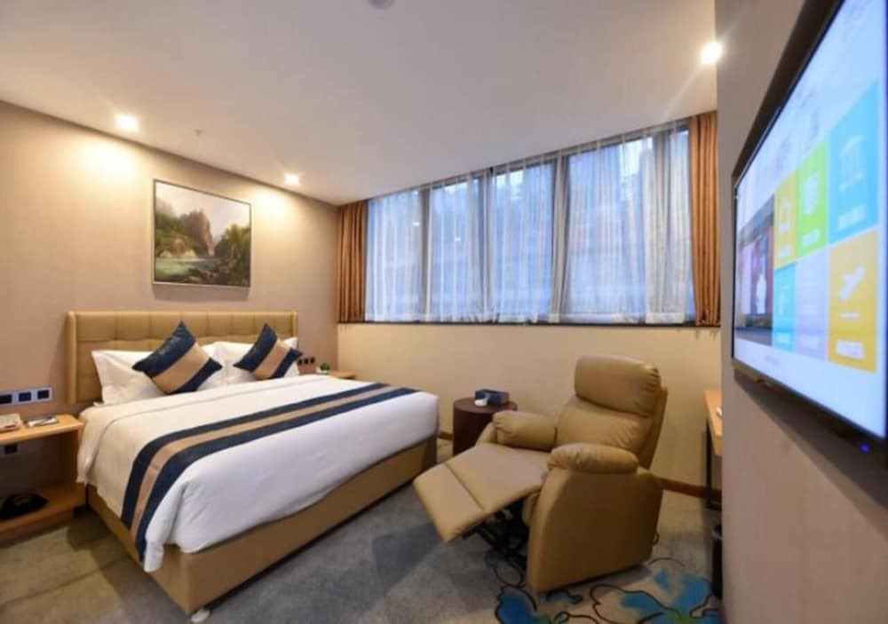 Room, 1 King Bed, Smoking photo 1