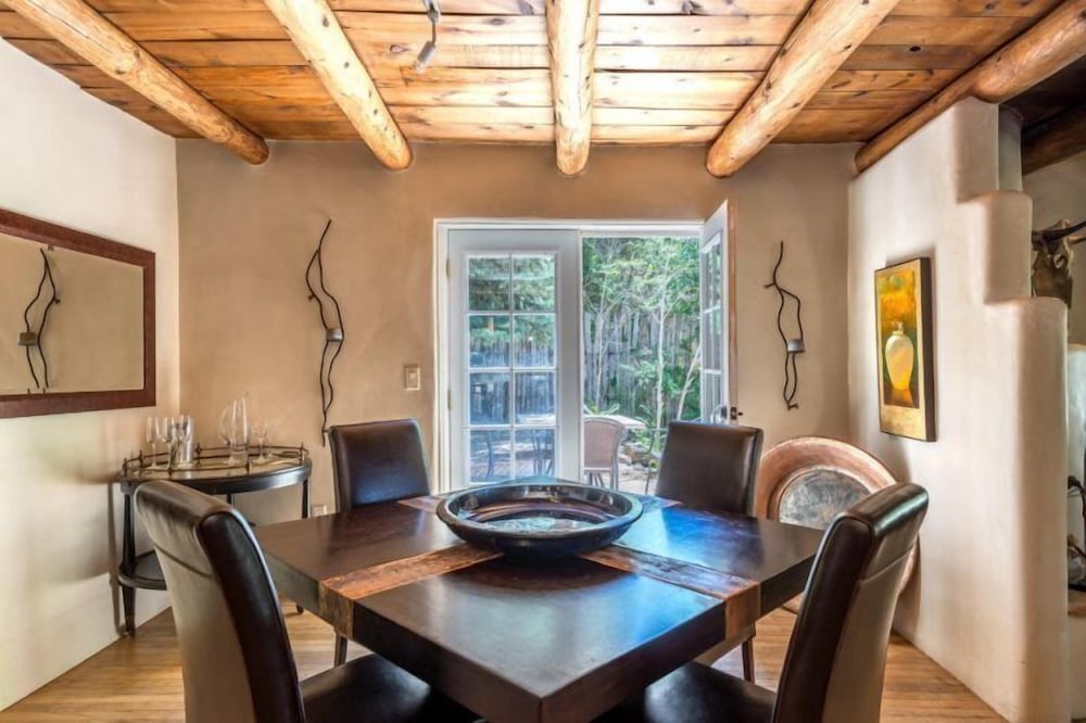 House (La Luz - Luxurious East Side Adobe wi)