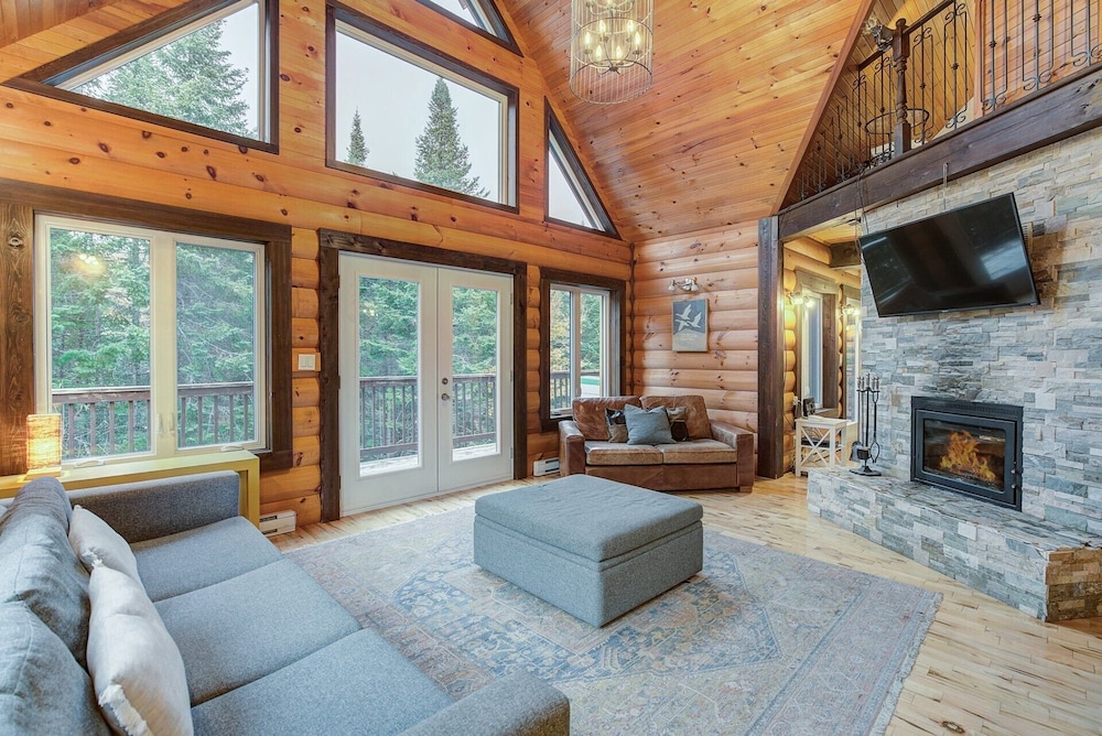 Chalet, 6 Bedrooms, Hot Tub, Lakeside photo 3