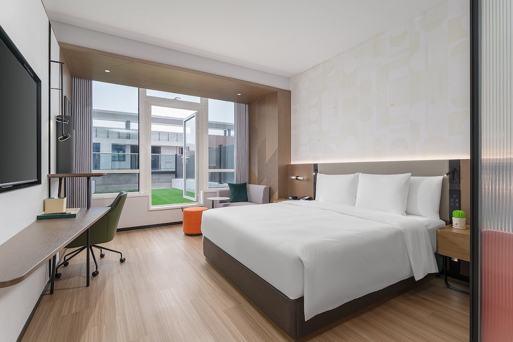 Standard Room, 1 King Bed, Accessible, Terrace (Terrace Access)