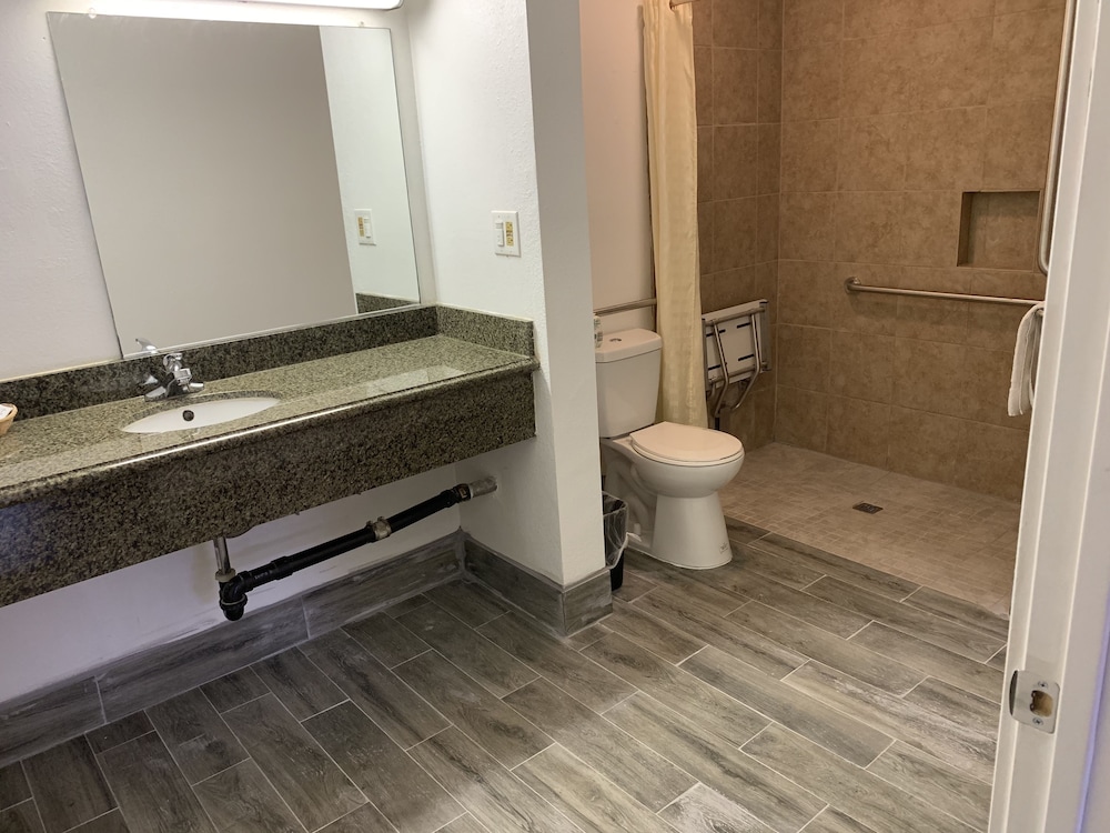 Basic Single Room, 1 Queen Bed, Accessible, Private Bathroom