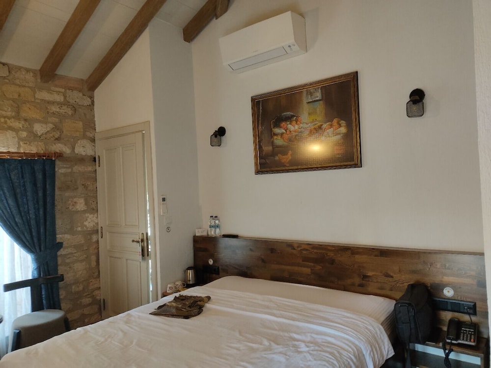 Family Room, 1 King Bed, Non Smoking, Courtyard View - Photo 4