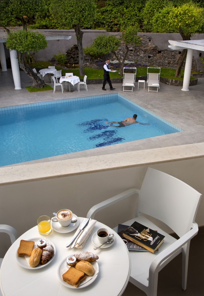 Quadruple Room, Pool View - Photo 4