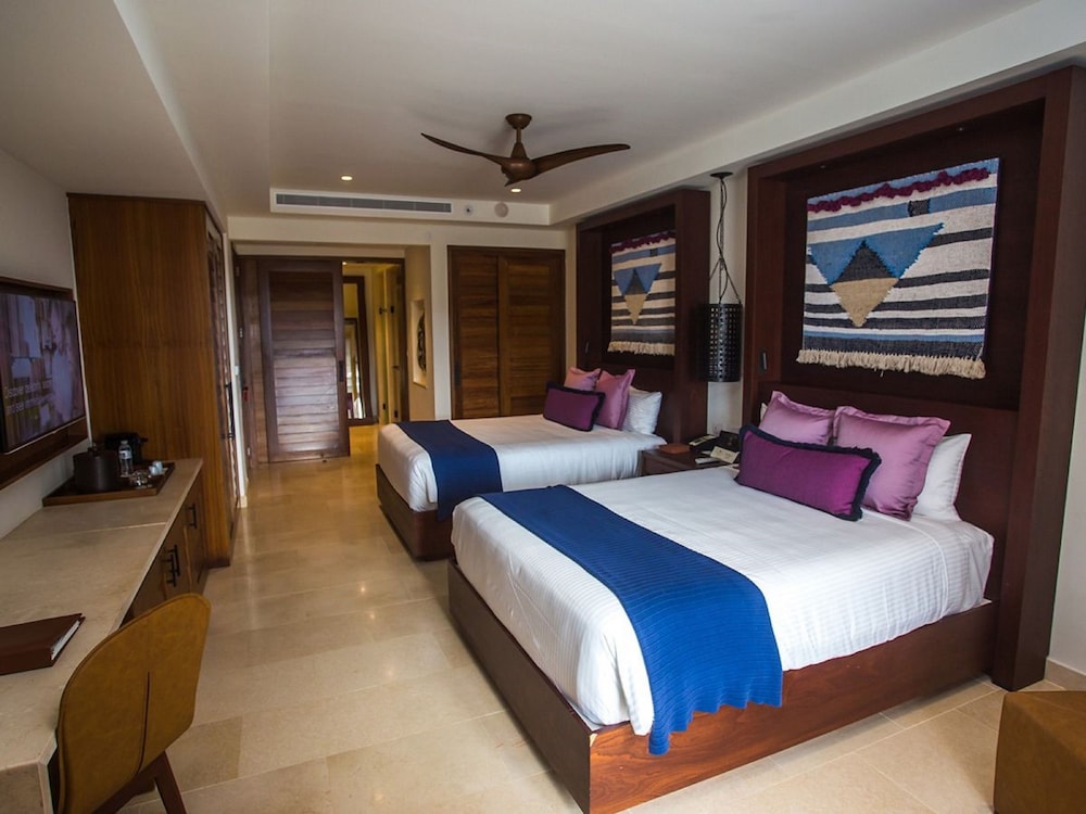 Junior Suite Partial Ocean View Double Beds