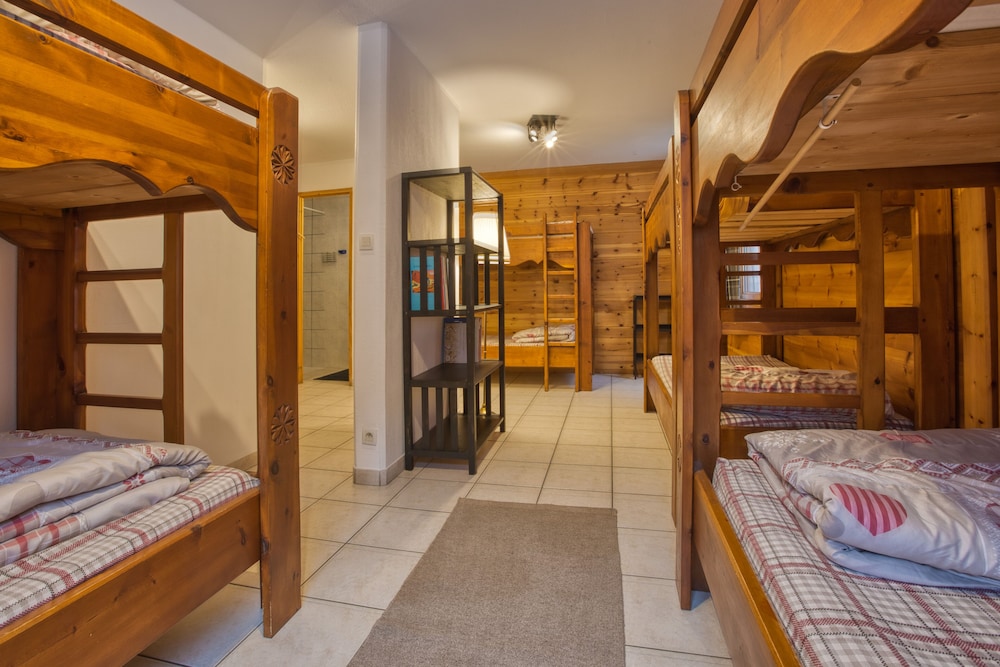 Classic Shared Dormitory, Ensuite, Mountain View (Argousier) photo 2