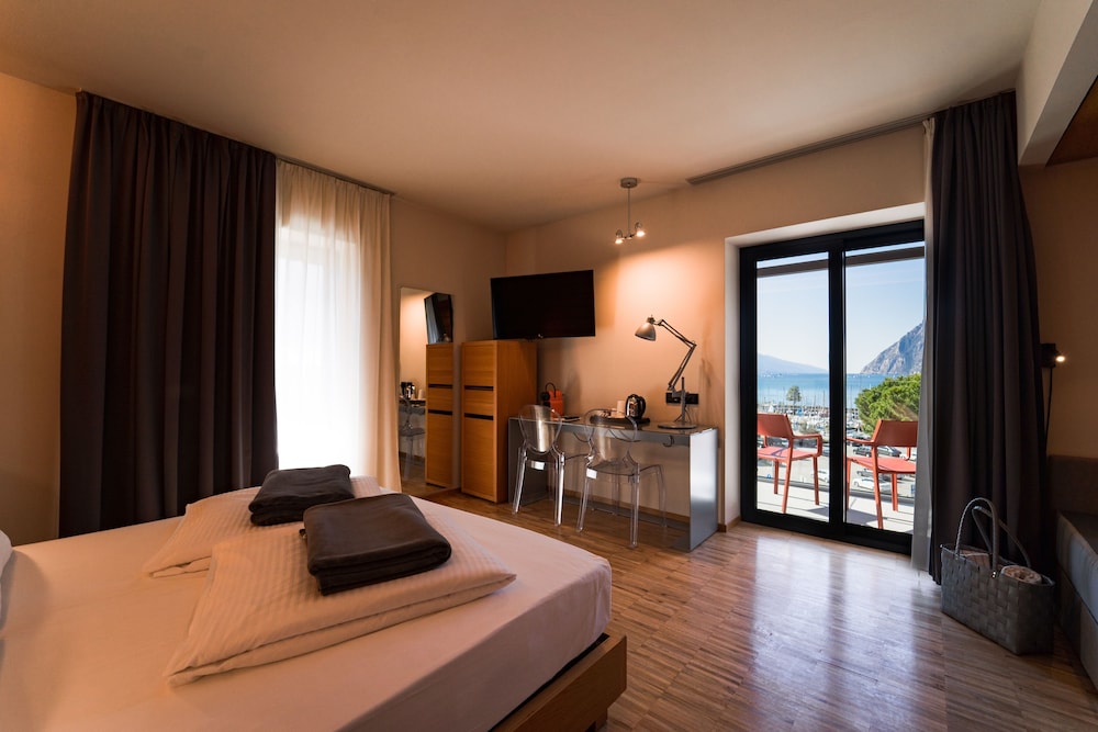 Panoramic Room, Lake View - Photo 8