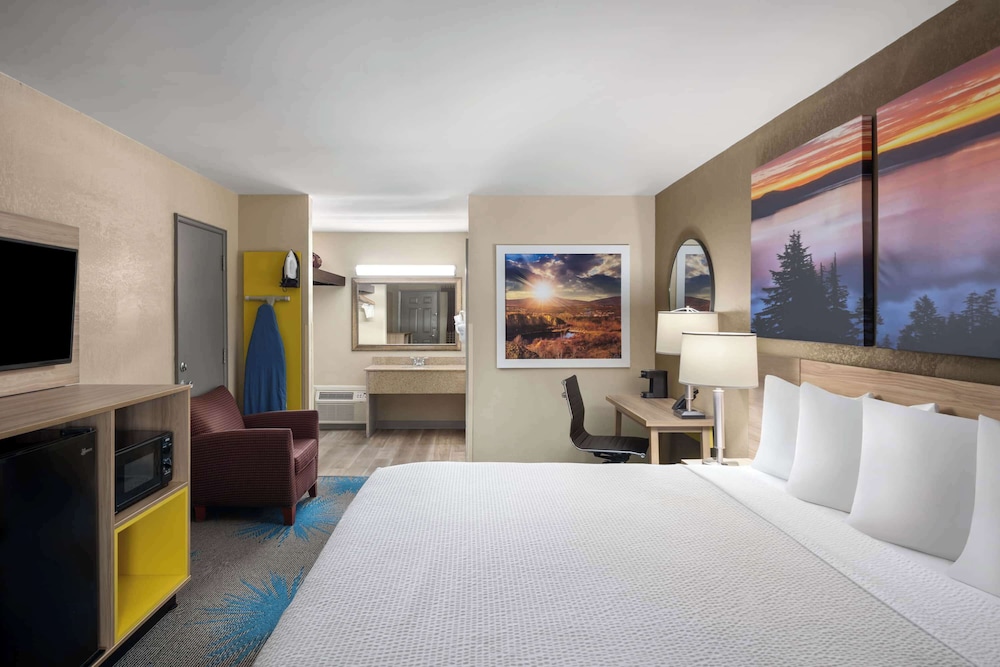 Premium Room, 1 King Bed - Photo 1