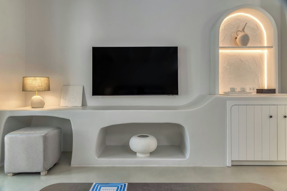 Junior Suite, 1 King Bed, Poolside (View)