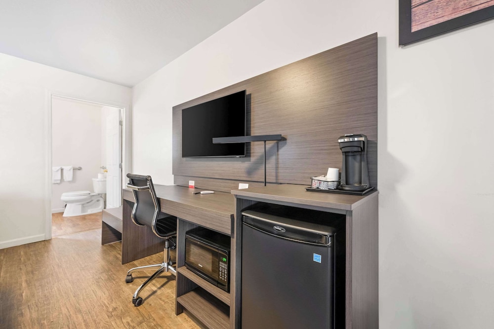 Suite, 1 King Bed, Non Smoking, Kitchenette - Photo 1