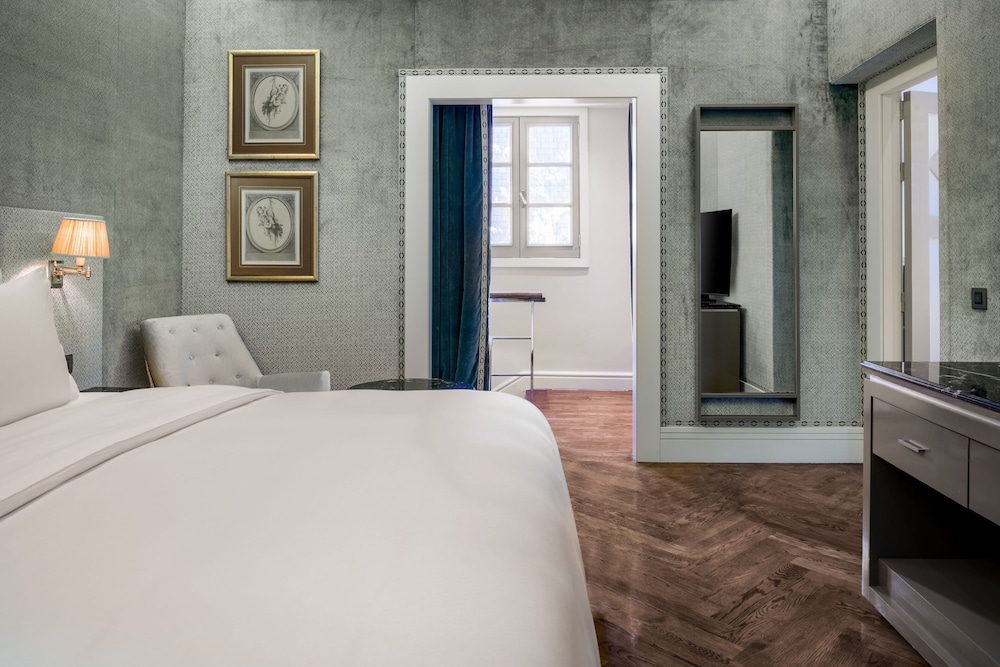 Luxury Suite, 1 King Bed, Terrace, Garden View