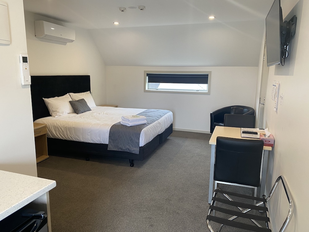 Premium Studio, 1 King Bed, Refrigerator & Microwave (First Floor)