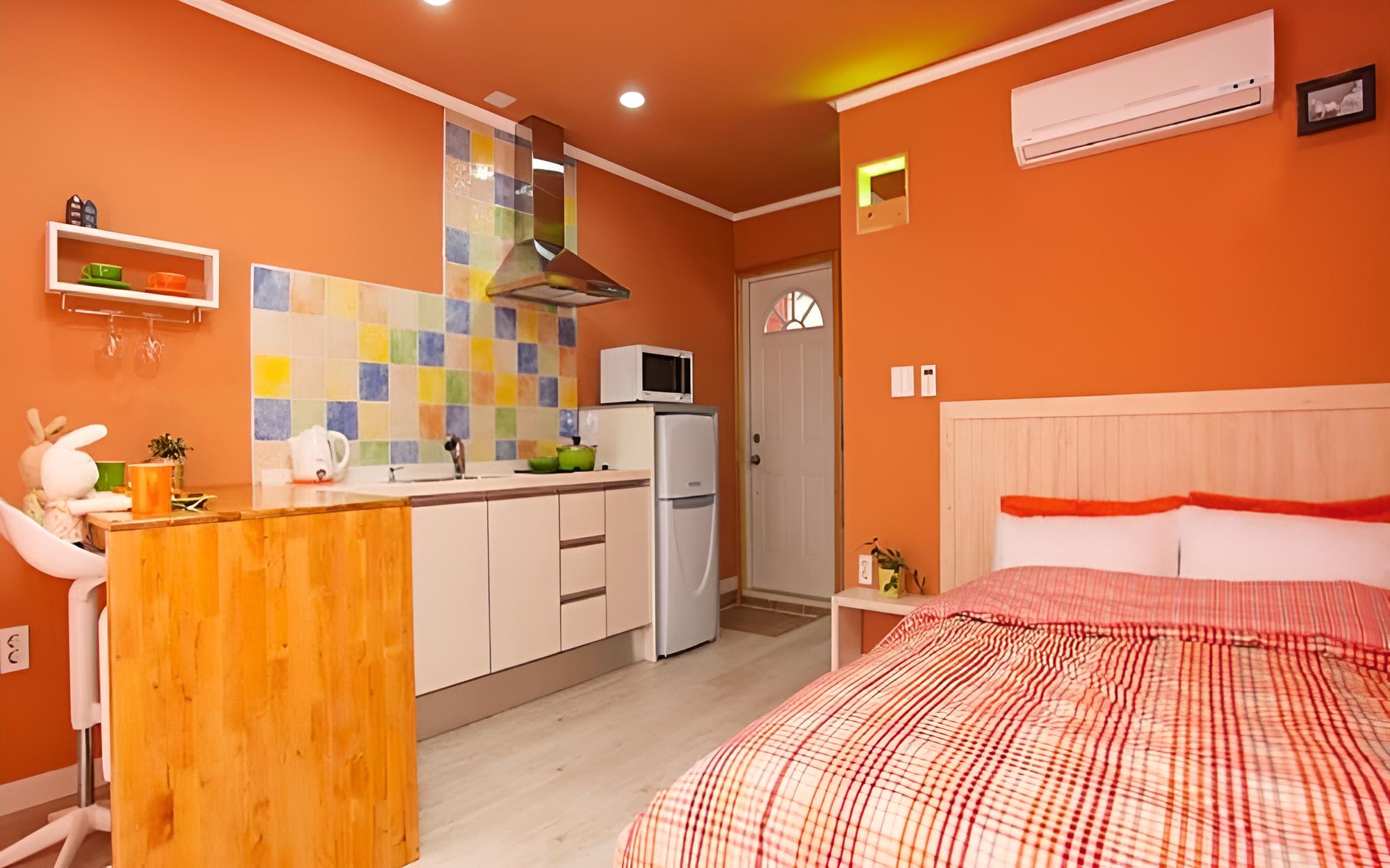 Room (Orange)