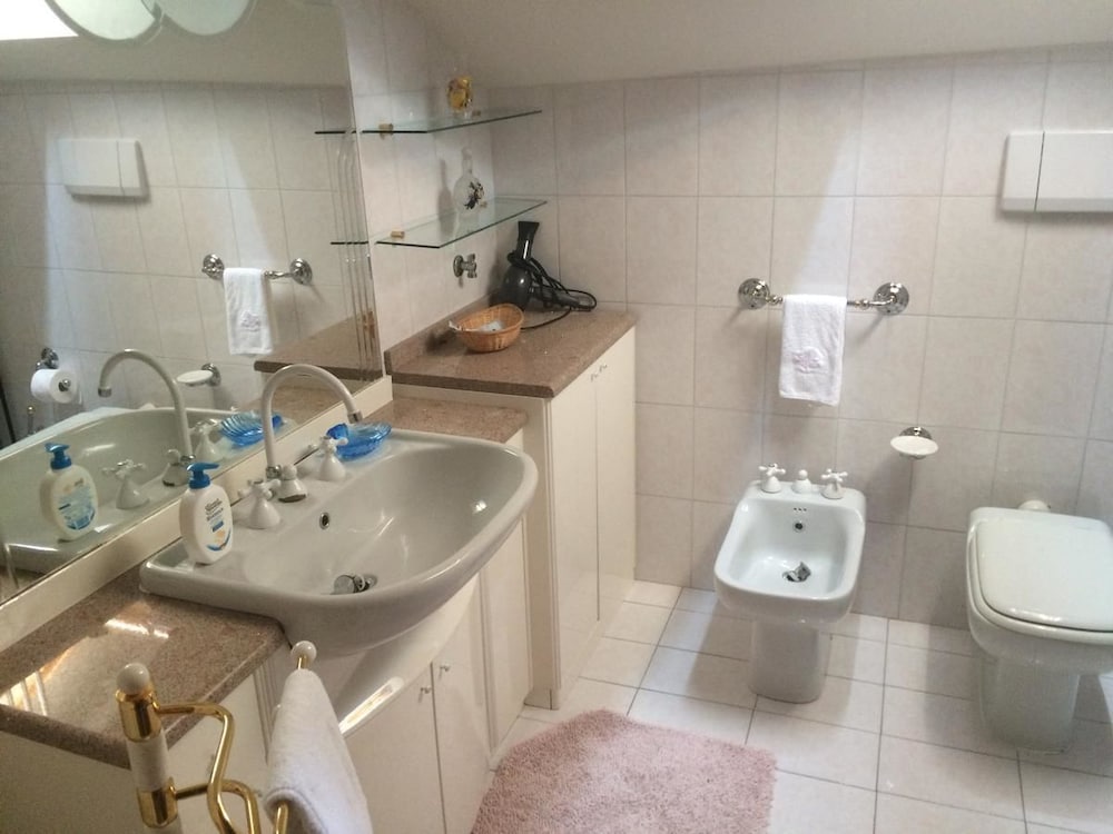 Triple Room, Multiple Beds, Non Smoking (External Bathroom) photo 2