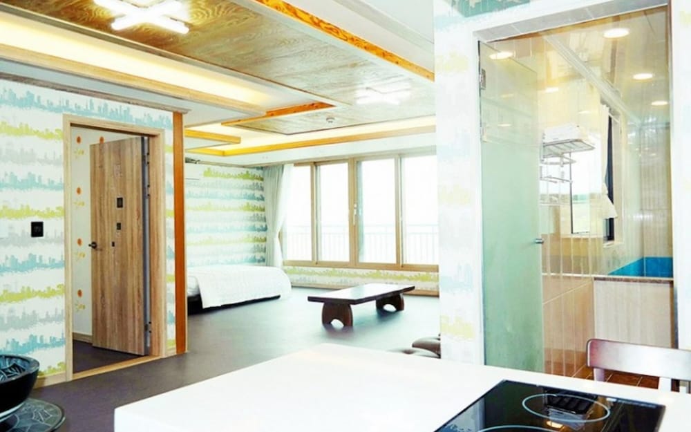 Room (Building 1 Room 101 (seawater pool hi)