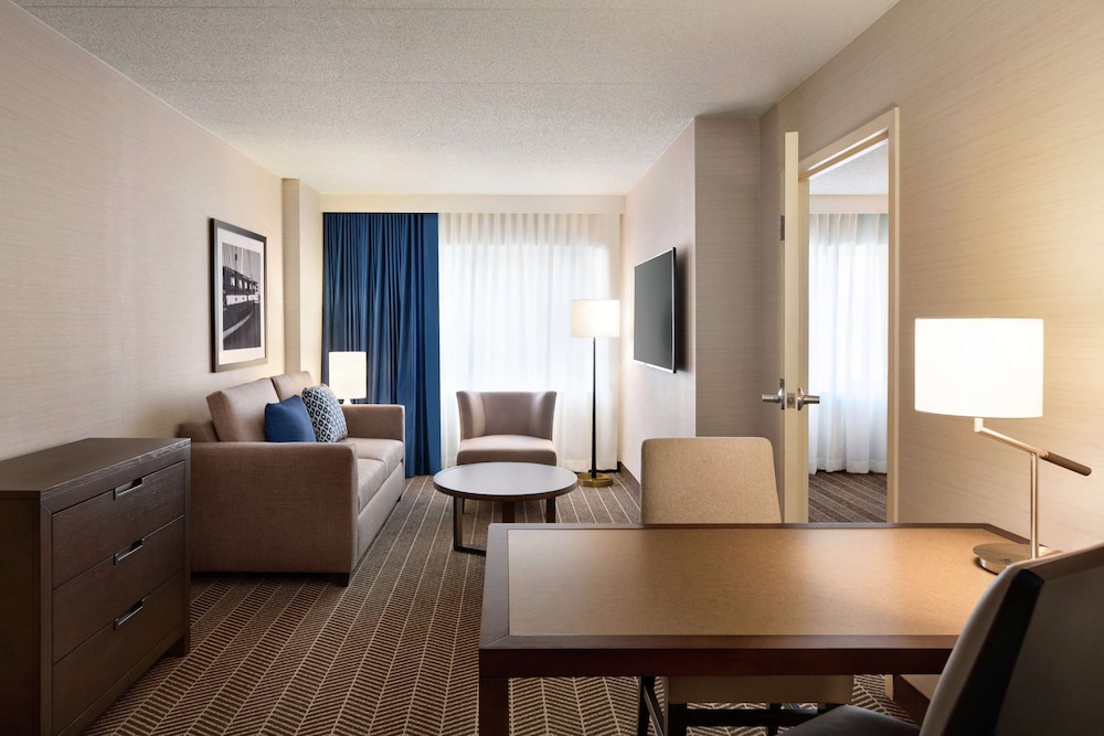 Suite, 1 King Bed, Accessible, Bathtub (Mobility & Hearing)