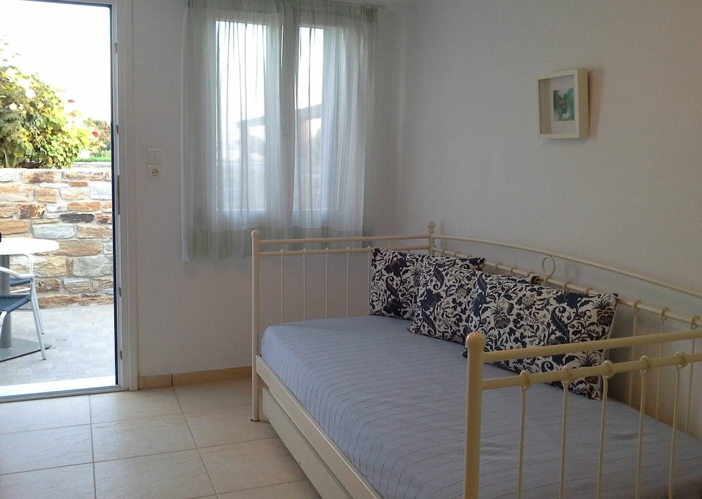 Economy Triple Room photo 2