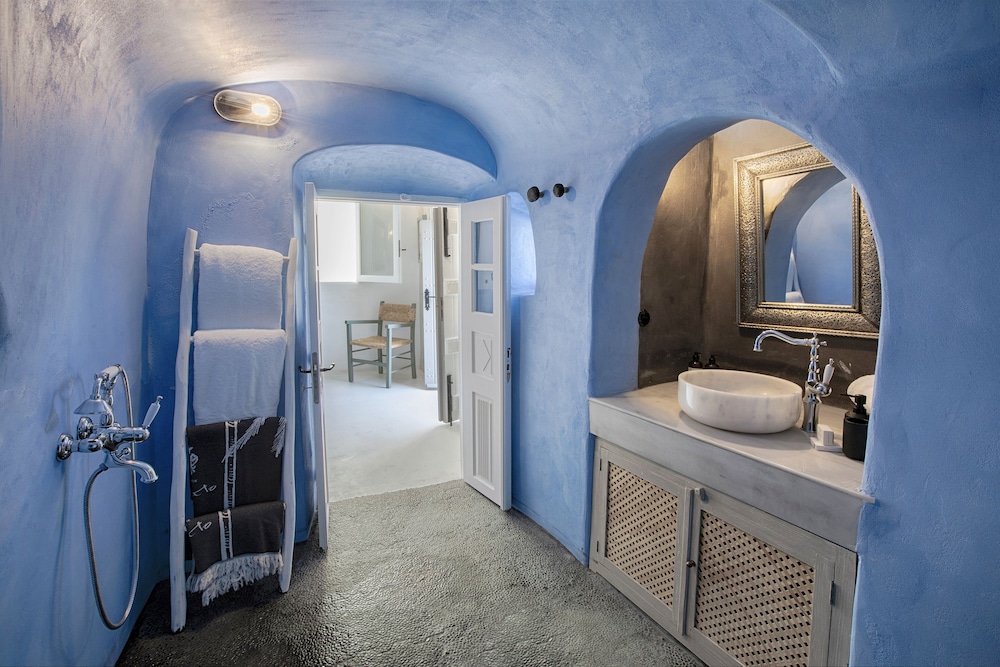 Honeymoon Suite with Hot Tub and Caldera View photo 2