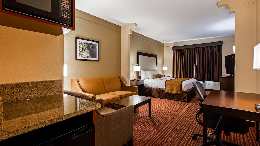 Suite, 1 King Bed, Non Smoking, Refrigerator & Microwave - Photo 2