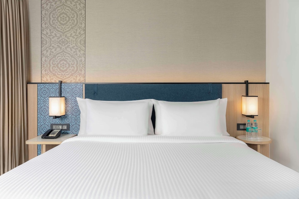 Room, 1 King Bed (Runway View)